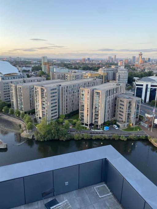 Modern Trafford 1br Apartment-free Parking-cinema *