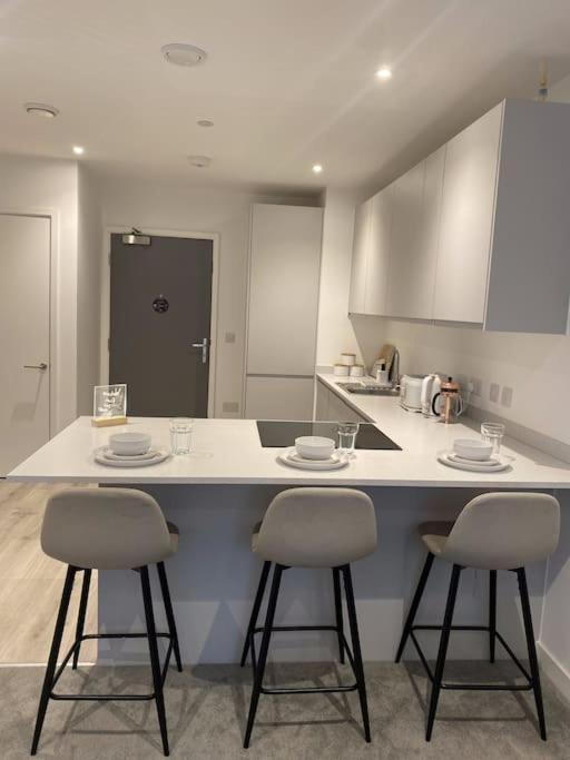 Modern Trafford 1br Apartment-free Parking-cinema *