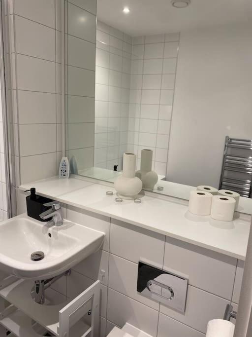 Modern Trafford 1br Apartment-free Parking-cinema