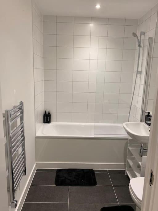 Modern Trafford 1br Apartment-free Parking-cinema * Manchester