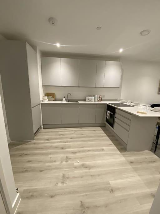Modern Trafford 1br Apartment-free Parking-cinema Appartement