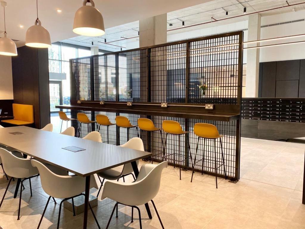 Apartment Terrace Retreat-cinema & Free Parking
