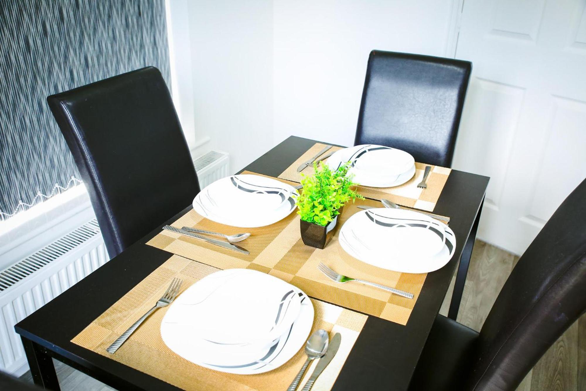 The Wynne House - 3 Bedroom Luxury House With 5 Beds & Free Parking Near Centre, And A Walking Distance To The Etihad Stadium & Coop Live Arena * Manchester