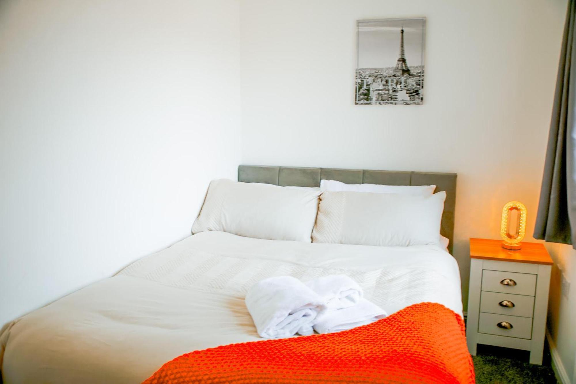 The Wynne House - 3 Bedroom Luxury House With 5 Beds & Free Parking Near Centre, And A Walking Distance To The Etihad Stadium & Coop Live Arena