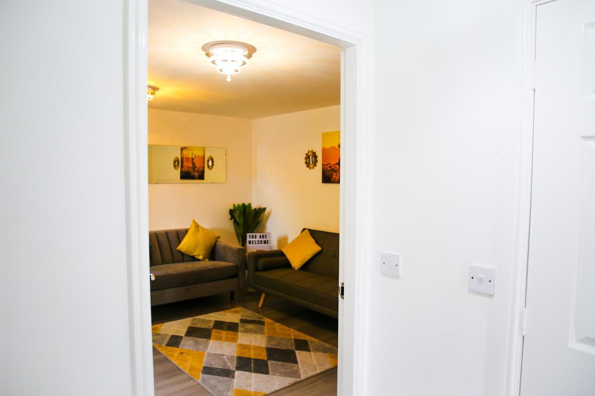 The Wynne House - 3 Bedroom Luxury House With 5 Beds & Free Parking Near Centre, And A Walking Distance To The Etihad Stadium & Coop Live Arena Vakantiehuis *