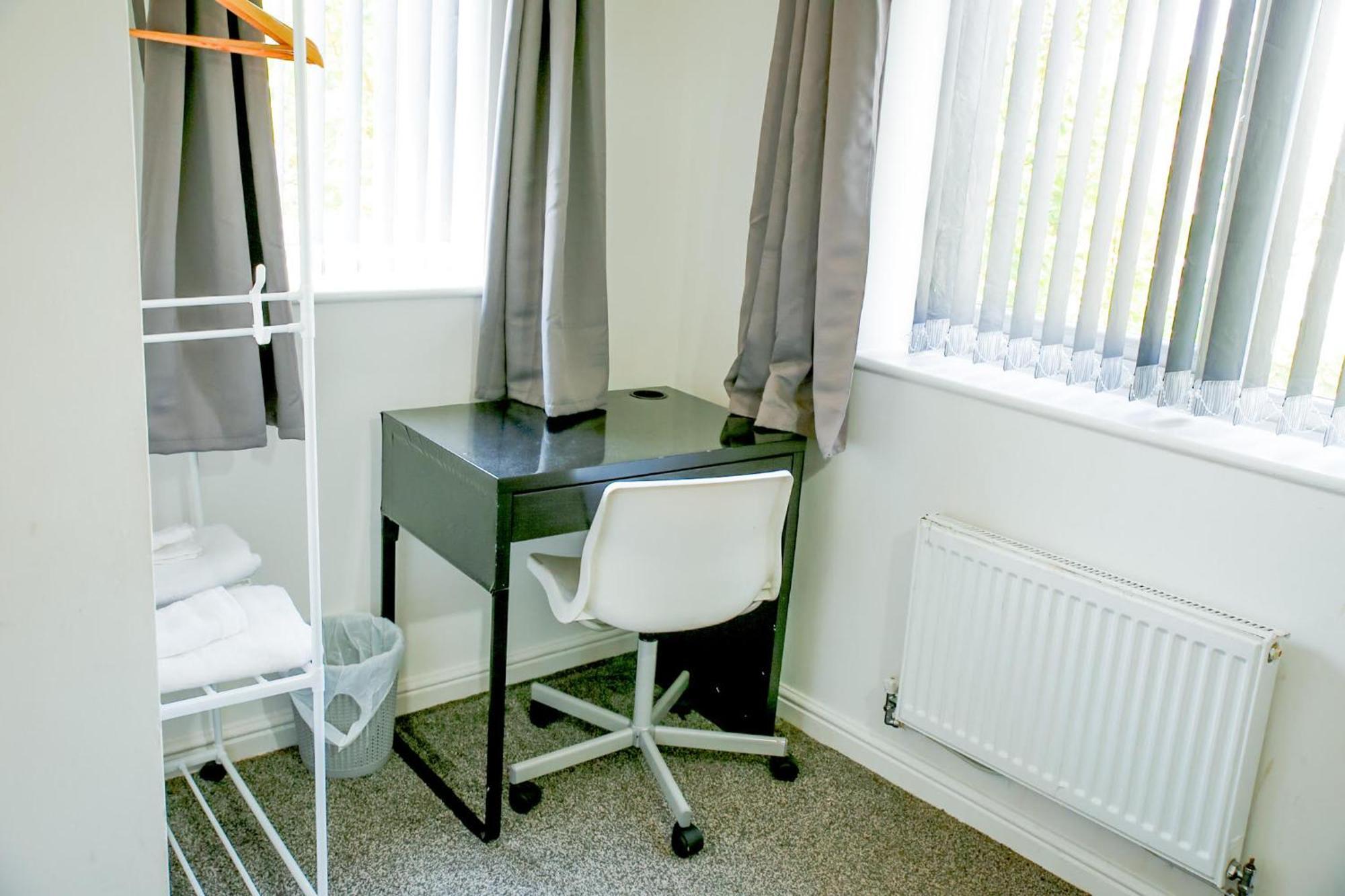 The Wynne House - 3 Bedroom Luxury House With 5 Beds & Free Parking Near Centre, And A Walking Distance To The Etihad Stadium & Coop Live Arena Vakantiehuis *