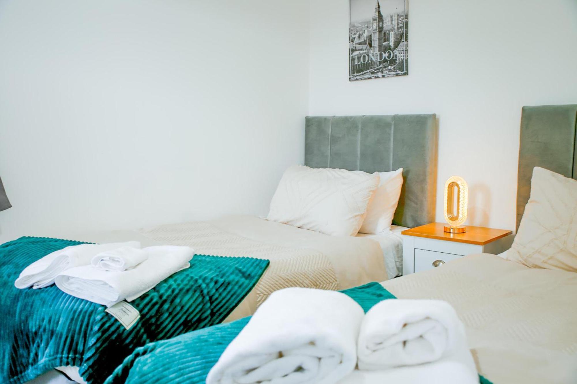 The Wynne House - 3 Bedroom Luxury House With 5 Beds & Free Parking Near Centre, And A Walking Distance To The Etihad Stadium & Coop Live Arena Vakantiehuis