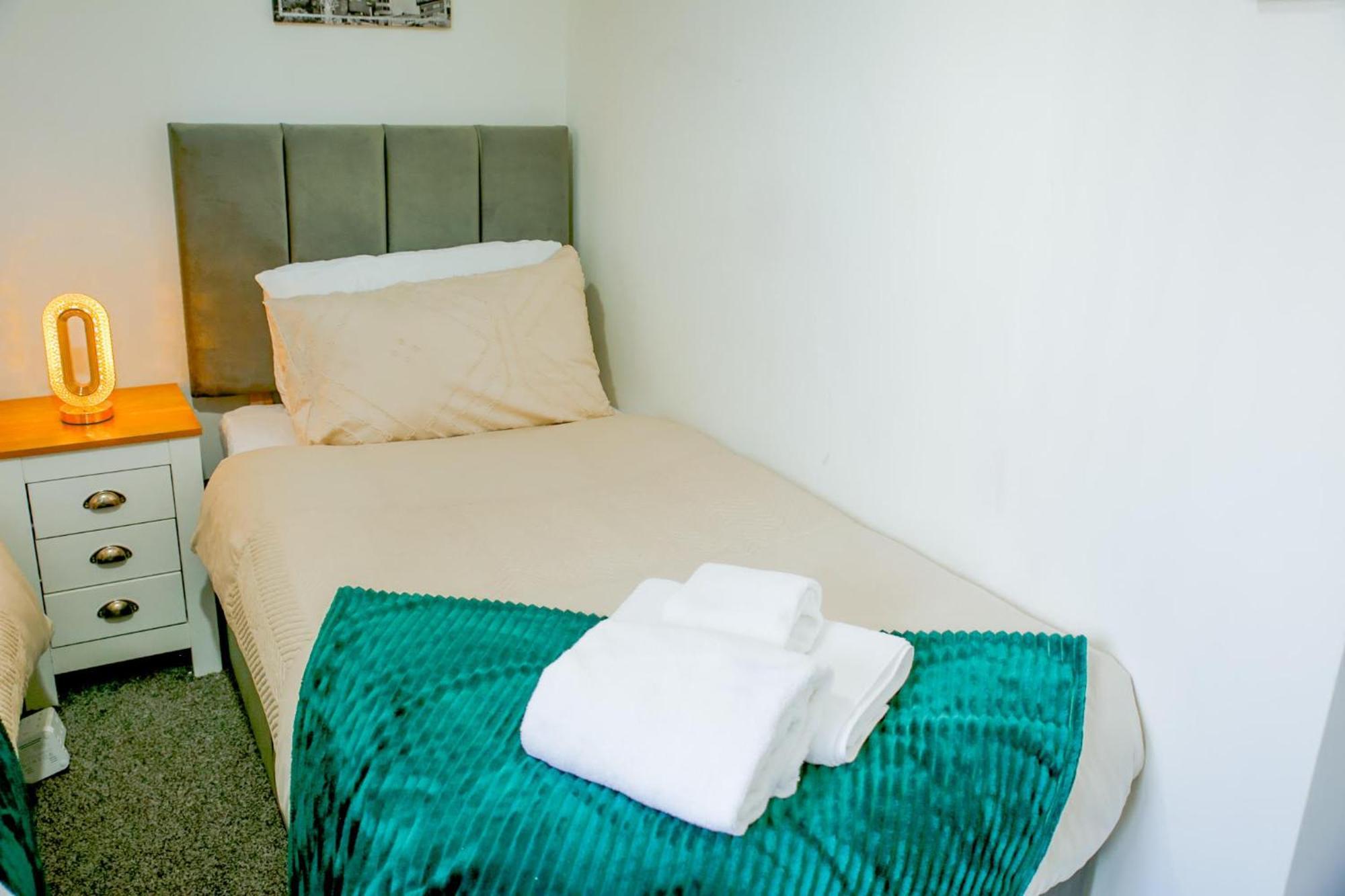 Vakantiehuis The Wynne House - 3 Bedroom Luxury House With 5 Beds & Free Parking Near Centre, And A Walking Distance To The Etihad Stadium & Coop Live Arena Manchester