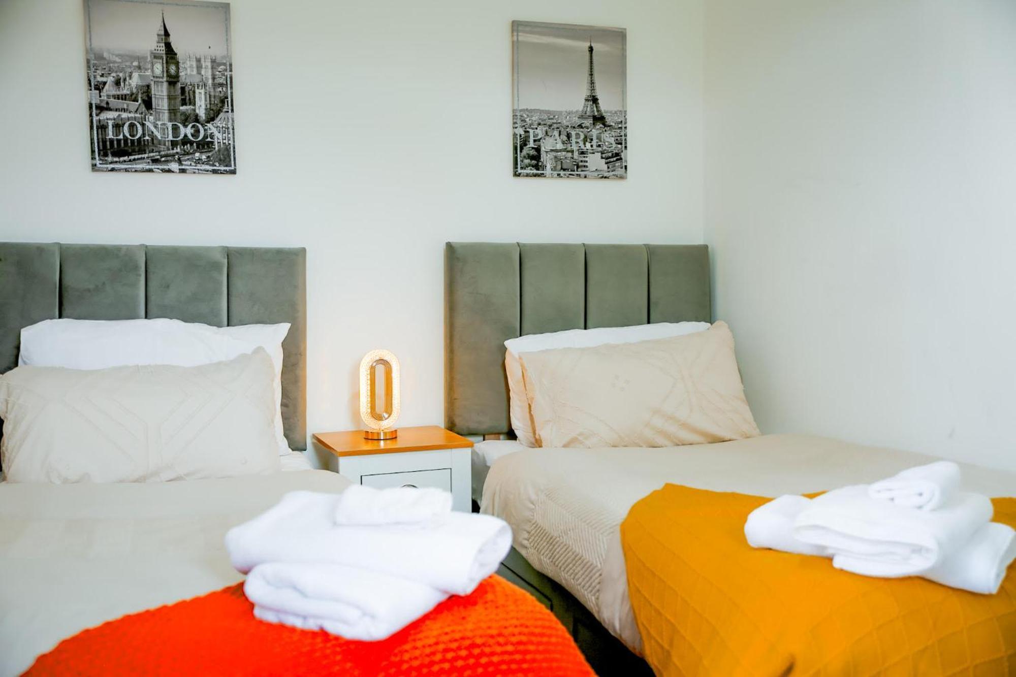 The Wynne House - 3 Bedroom Luxury House With 5 Beds & Free Parking Near Centre, And A Walking Distance To The Etihad Stadium & Coop Live Arena *
