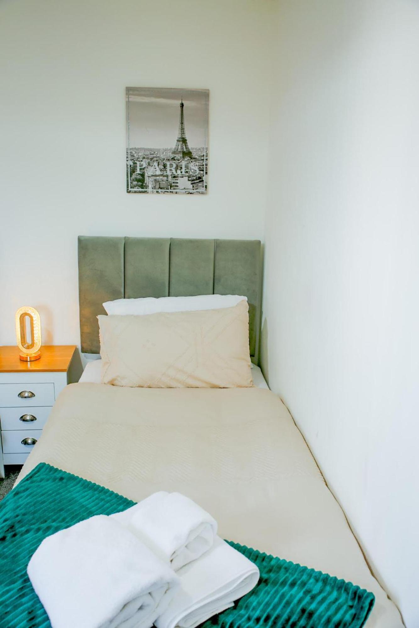 The Wynne House - 3 Bedroom Luxury House With 5 Beds & Free Parking Near Centre, And A Walking Distance To The Etihad Stadium & Coop Live Arena Vakantiehuis