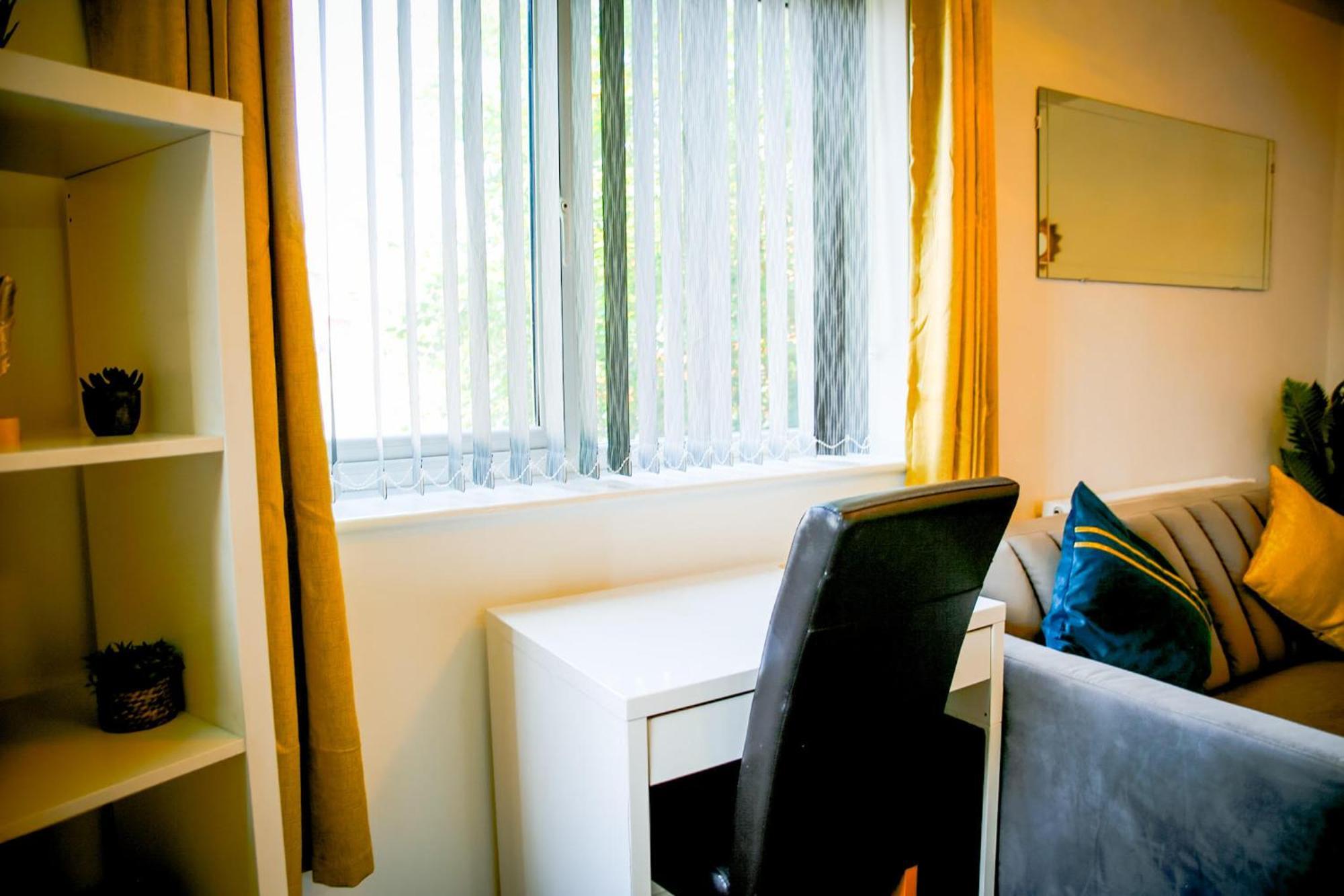 The Wynne House - 3 Bedroom Luxury House With 5 Beds & Free Parking Near Centre, And A Walking Distance To The Etihad Stadium & Coop Live Arena Vakantiehuis *