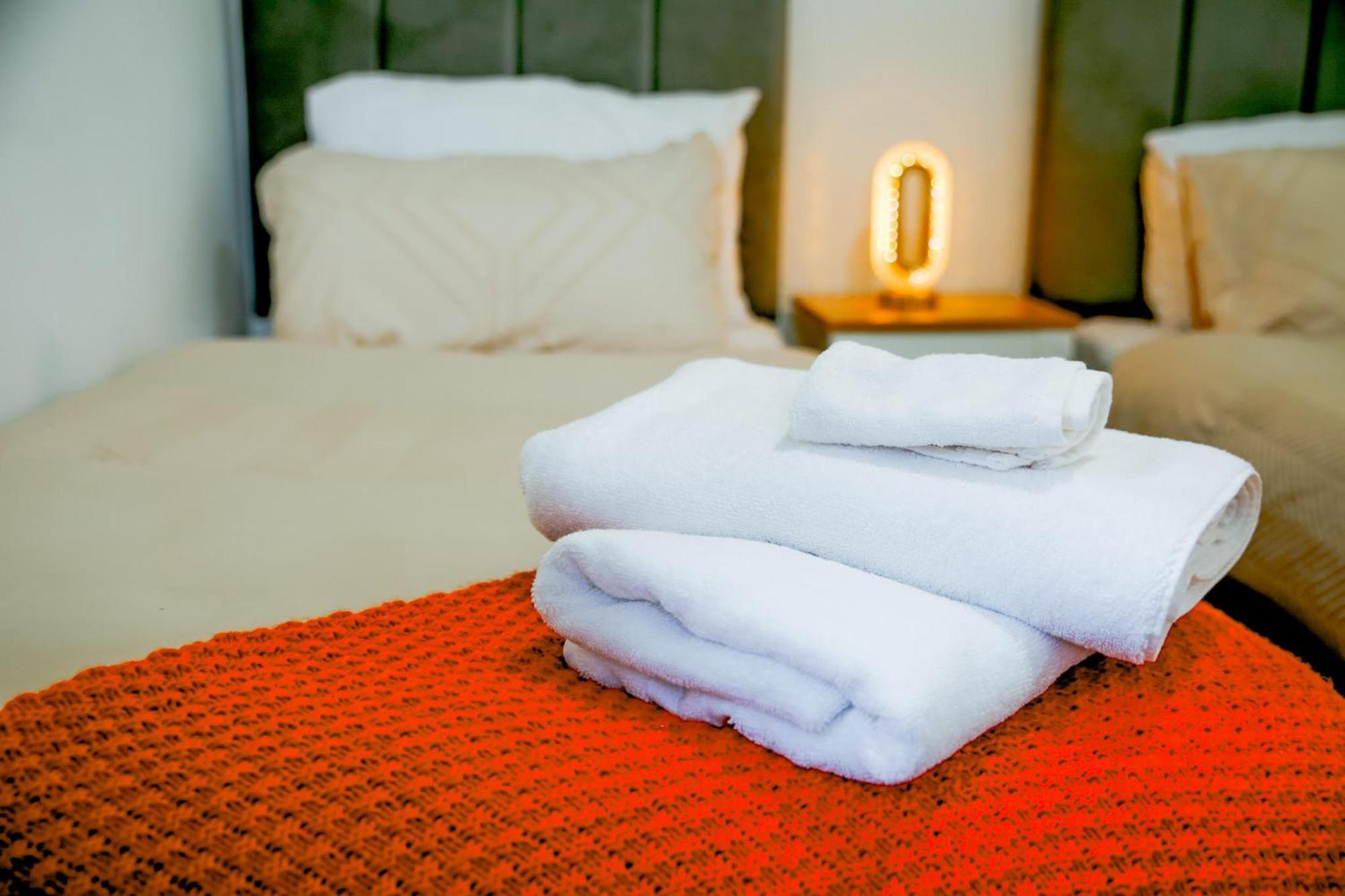 Vakantiehuis The Wynne House - 3 Bedroom Luxury House With 5 Beds & Free Parking Near Centre, And A Walking Distance To The Etihad Stadium & Coop Live Arena Manchester