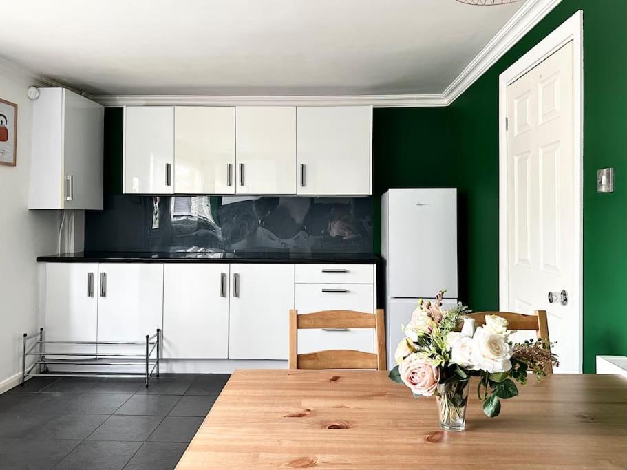 6 Guests House Old Trafford,media City,city Centre, Free Parking Holiday home *