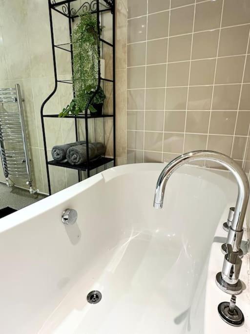 6 Guests House Old Trafford,media City,city Centre, Free Parking Holiday home