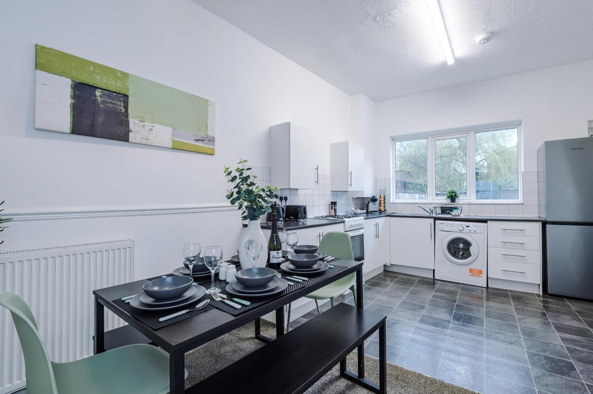 Holiday home New! Spacious House In By 53 Degrees Property, Ideal For Long Term & Business! *