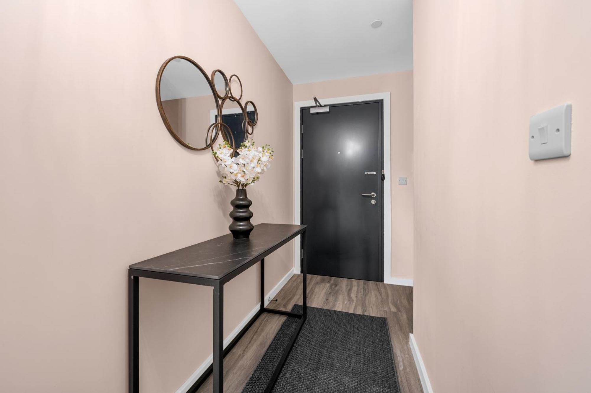 2 Bed Flat *