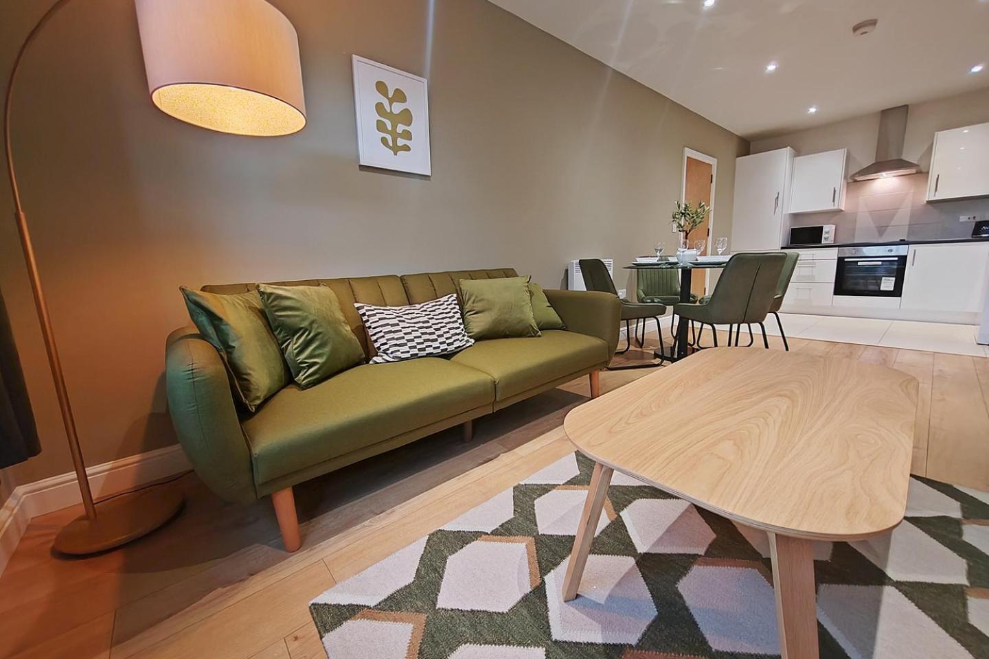 Sophisticated Two Bedroom With Parking Manchester