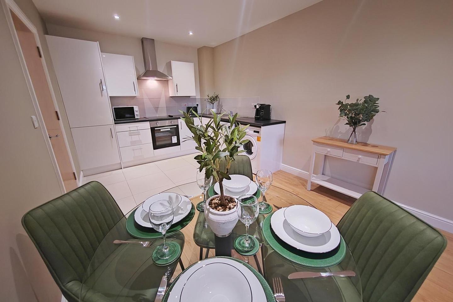 Sophisticated Two Bedroom With Parking Apartment *