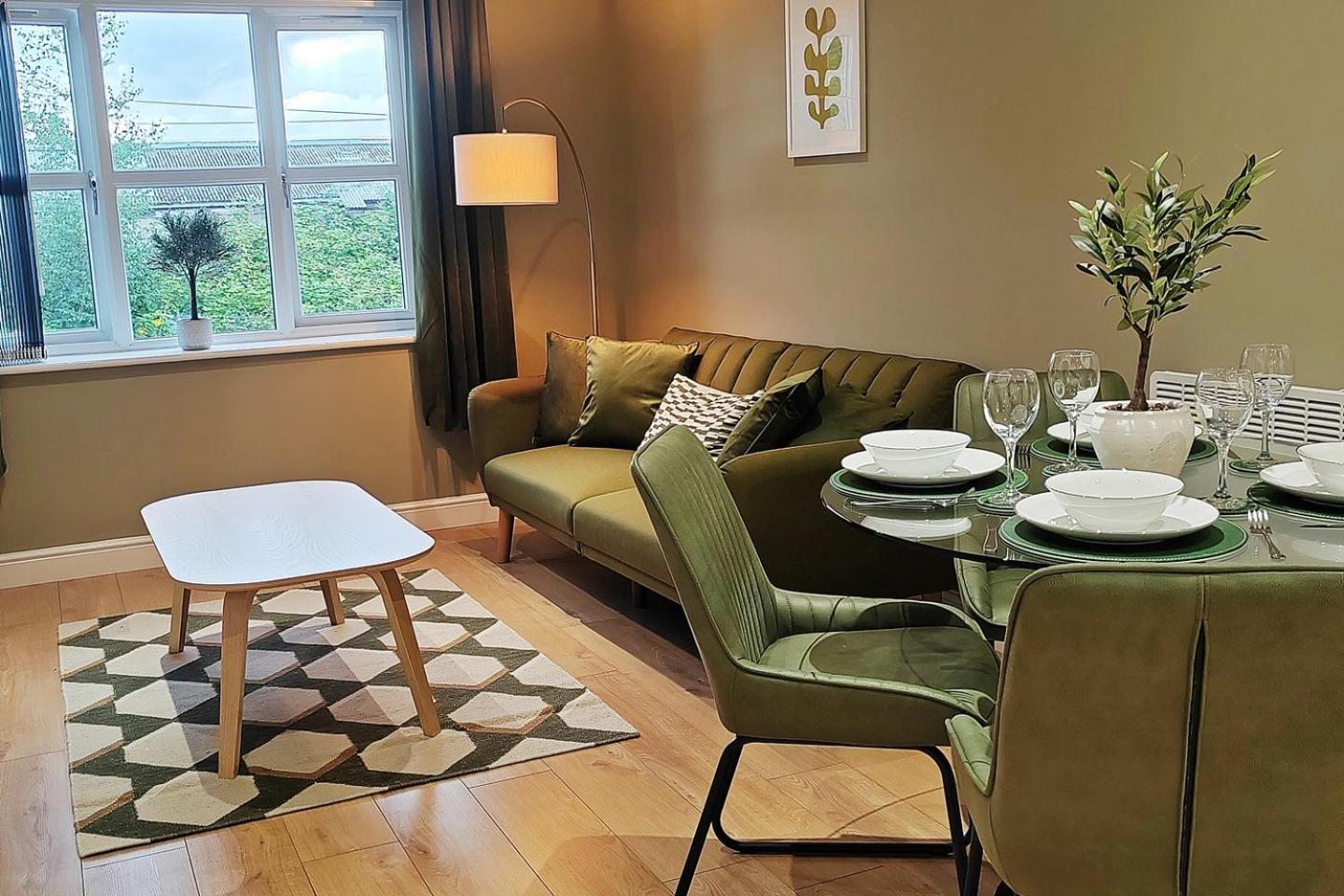 Sophisticated Two Bedroom With Parking Apartment Manchester