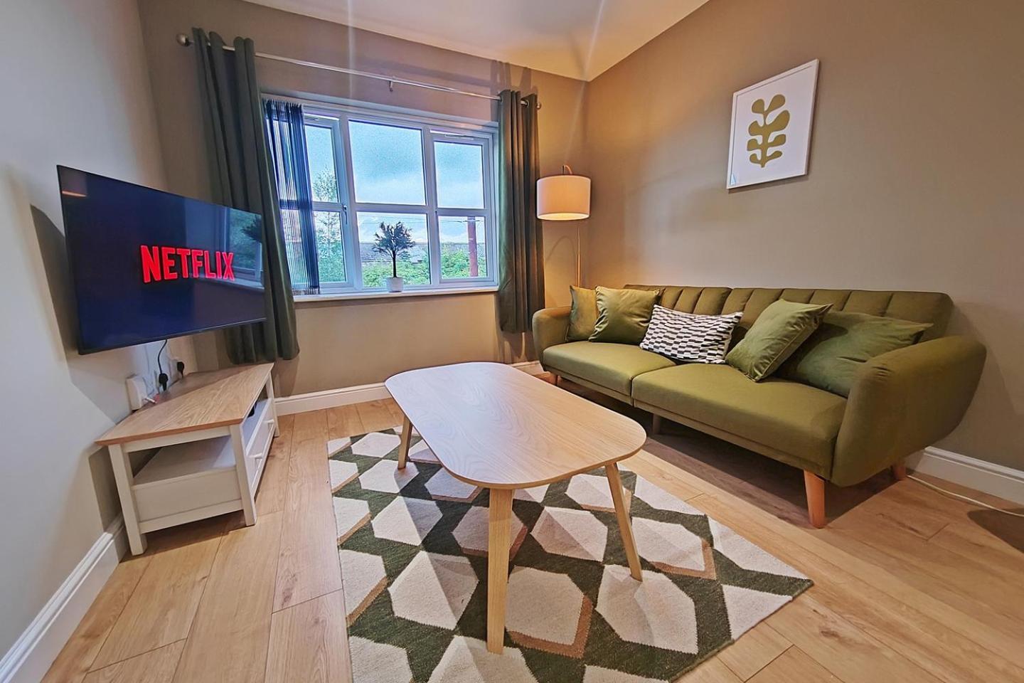 Apartment Sophisticated Two Bedroom With Parking Manchester