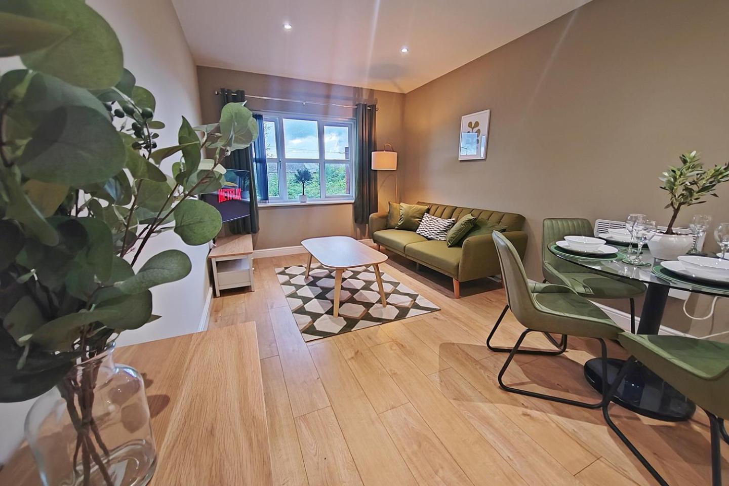 Sophisticated Two Bedroom With Parking *