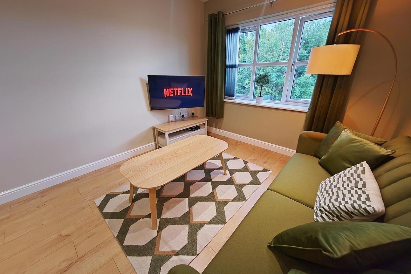 Apartment Sophisticated Two Bedroom With Parking *