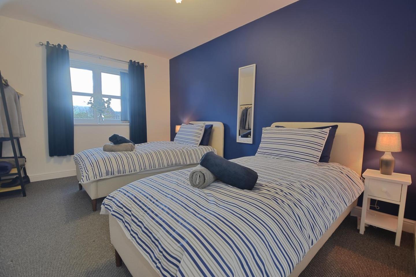 Sophisticated Two Bedroom With Parking * Manchester