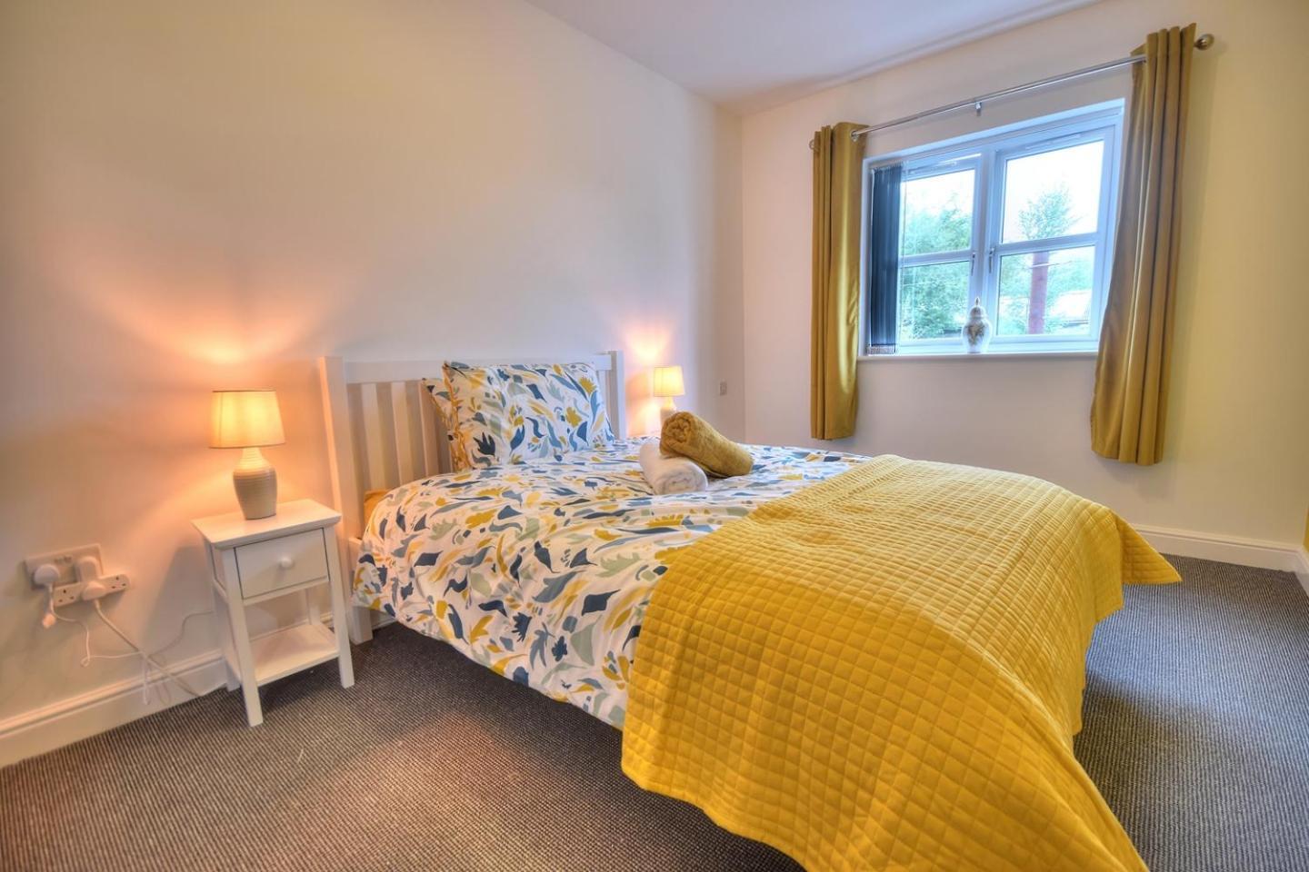 Sophisticated Two Bedroom With Parking Apartment *