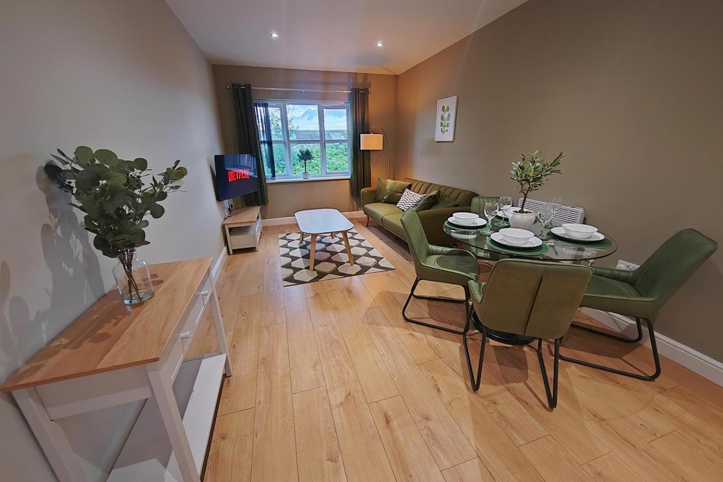 Sophisticated Two Bedroom With Parking Manchester