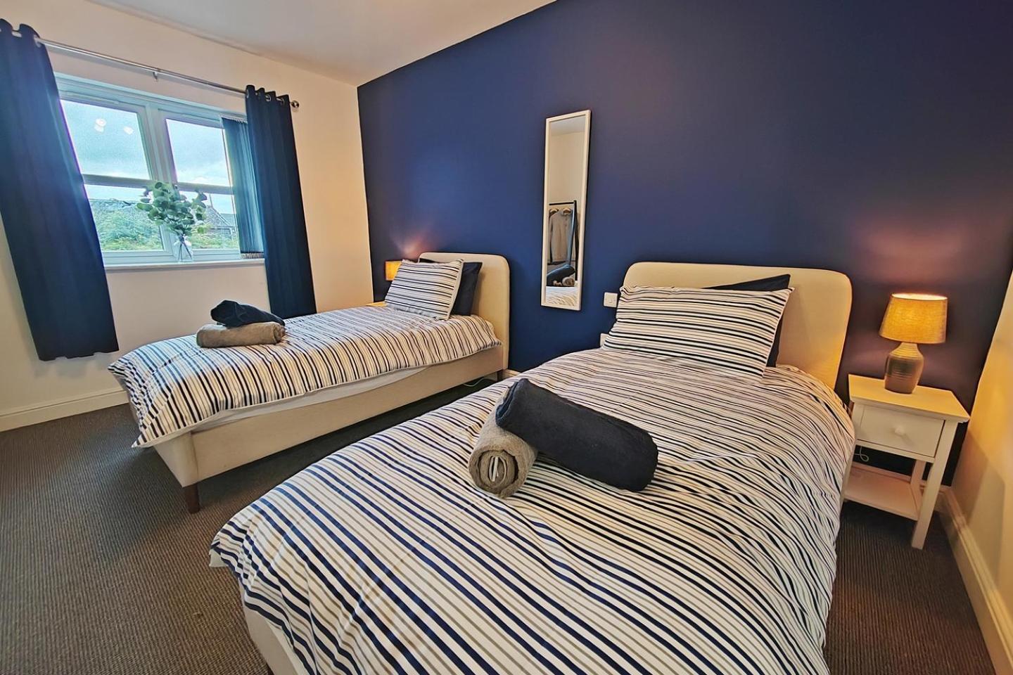 Sophisticated Two Bedroom With Parking Apartment Manchester
