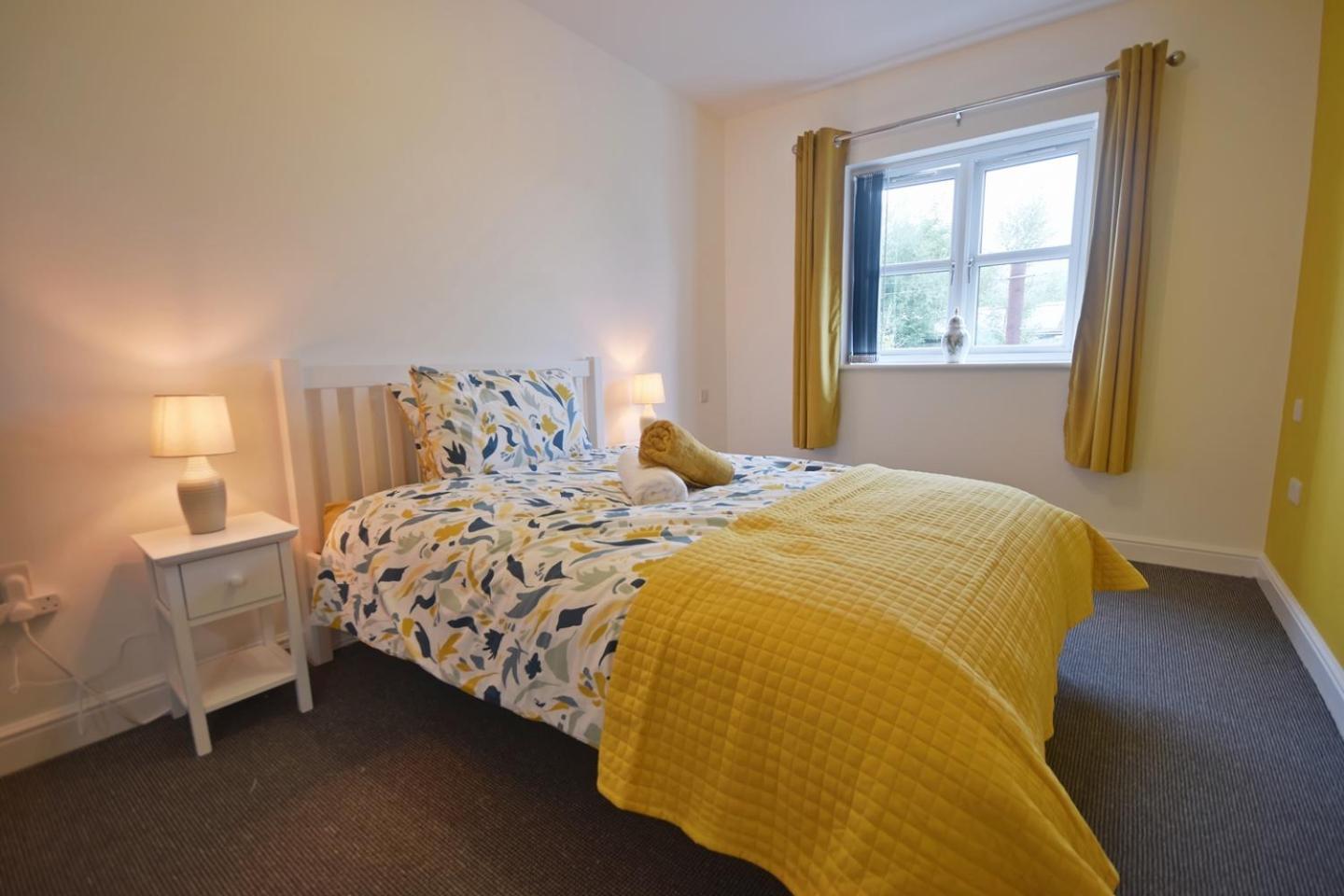 Apartment Sophisticated Two Bedroom With Parking Manchester