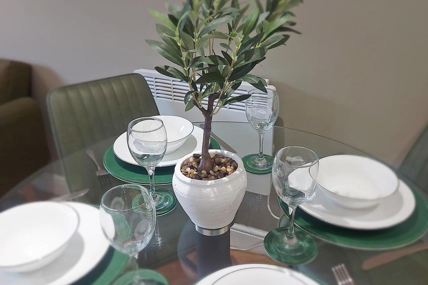 Sophisticated Two Bedroom With Parking * Manchester