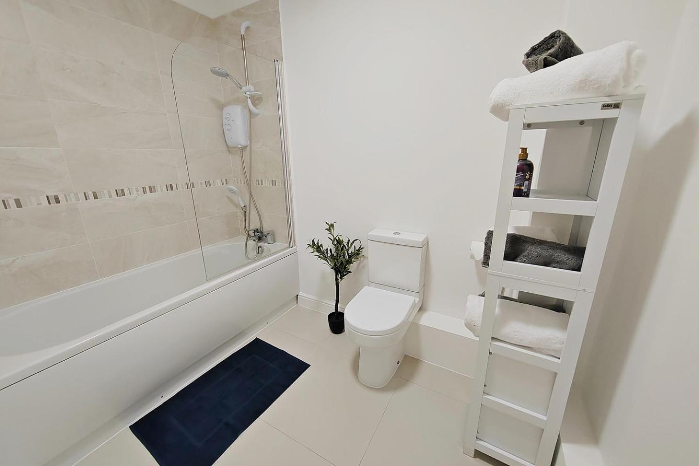 Sophisticated Two Bedroom With Parking Apartment