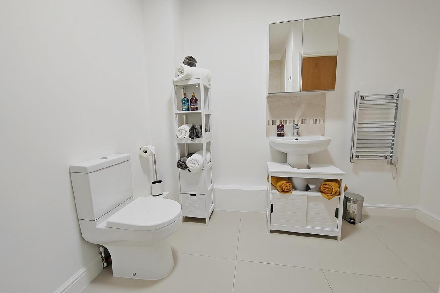 Sophisticated Two Bedroom With Parking Apartment *
