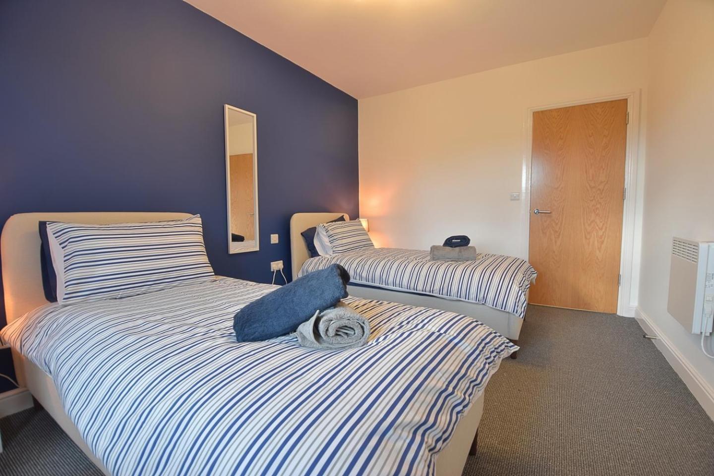 Apartment Sophisticated Two Bedroom With Parking *