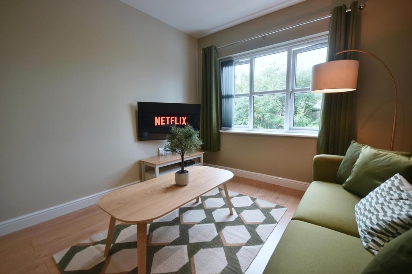 Sophisticated Two Bedroom With Parking Apartment Manchester