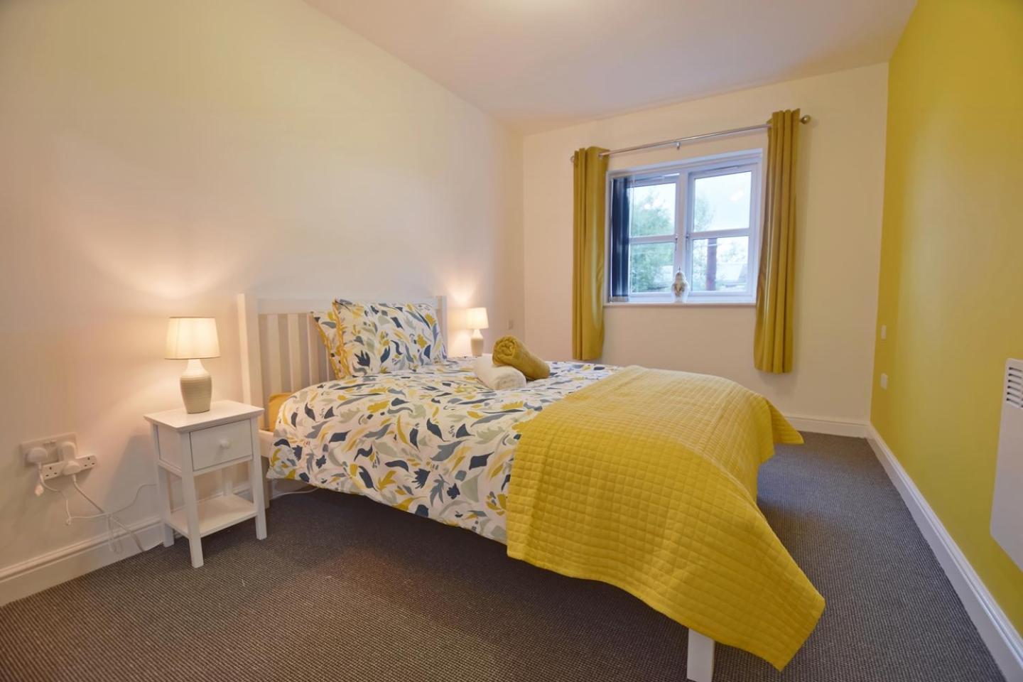 Sophisticated Two Bedroom With Parking *