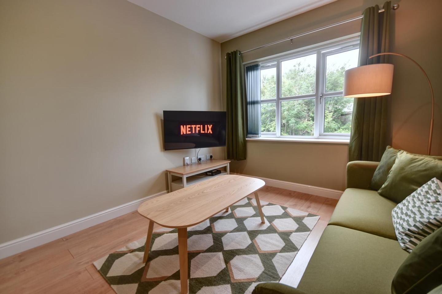Sophisticated Two Bedroom With Parking * Manchester