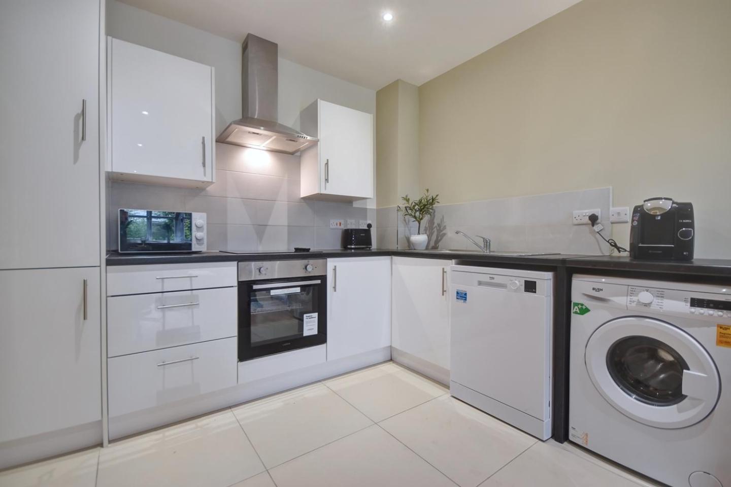 Sophisticated Two Bedroom With Parking Apartment Manchester