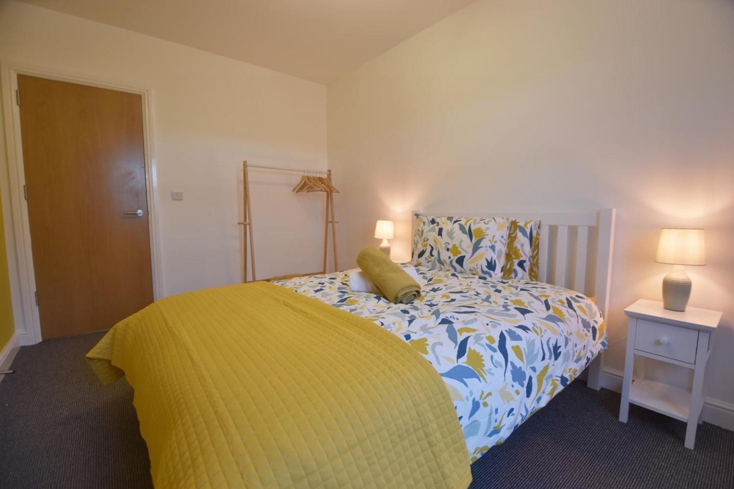 Apartment Sophisticated Two Bedroom With Parking Manchester