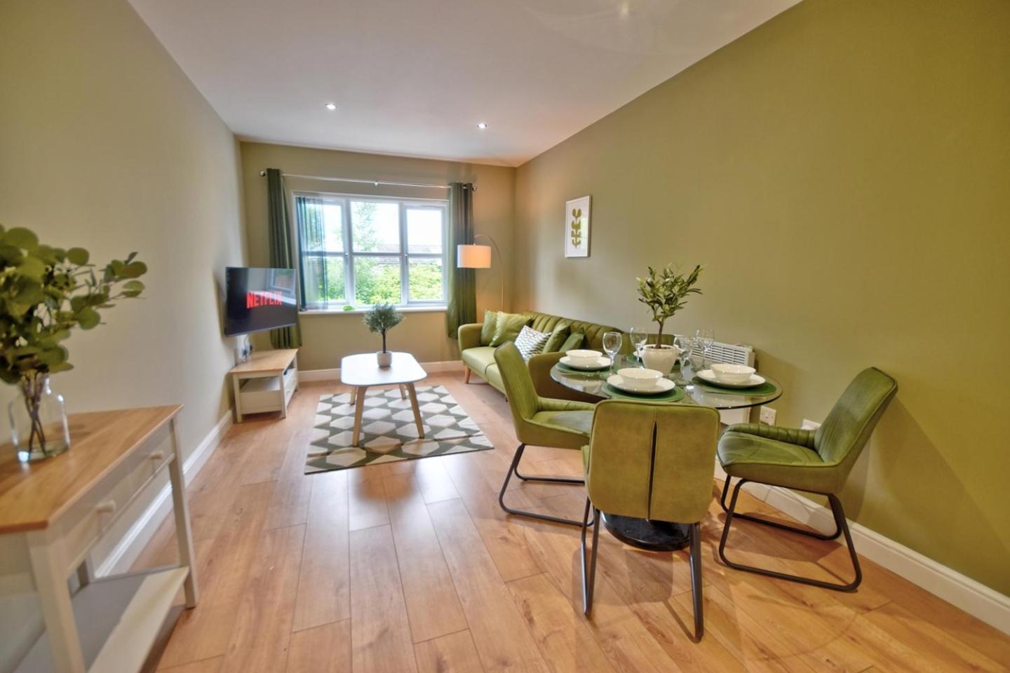 Sophisticated Two Bedroom With Parking *