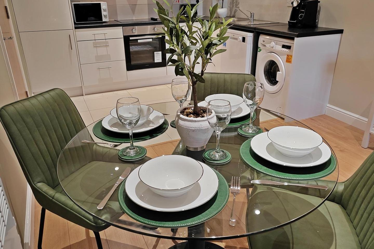 Sophisticated Two Bedroom With Parking * Manchester