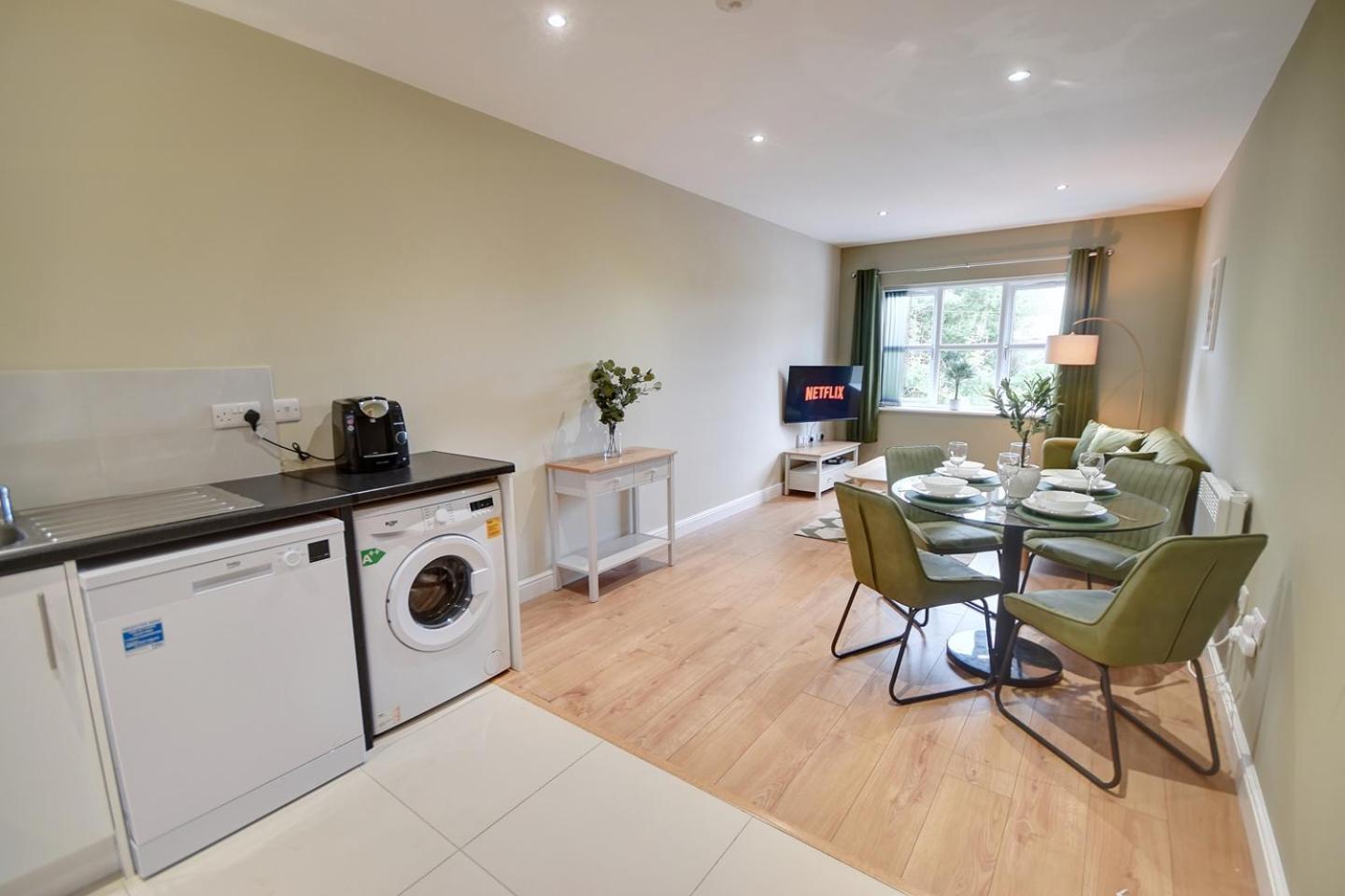 Apartment Sophisticated Two Bedroom With Parking
