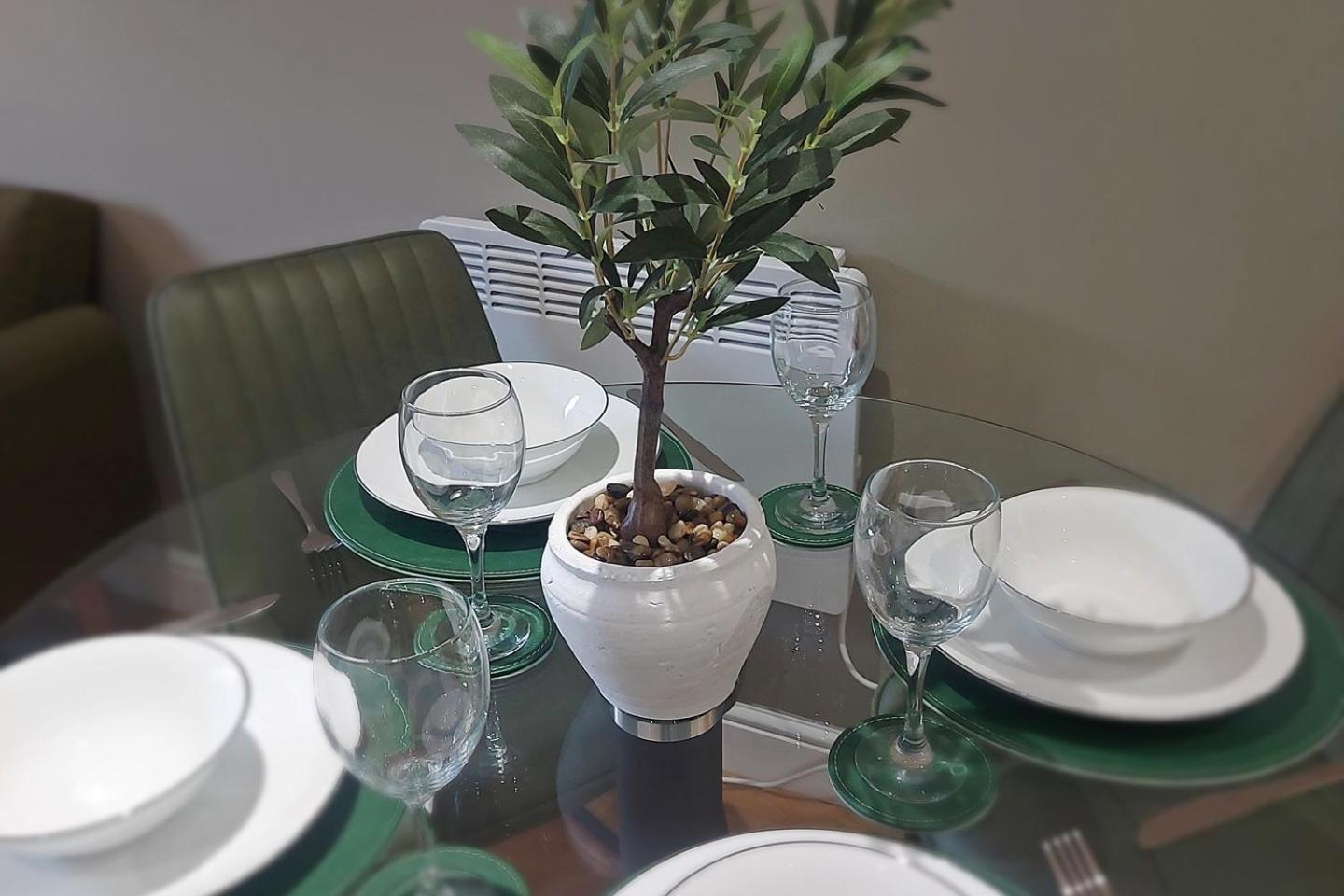 Apartment Sophisticated Two Bedroom With Parking *