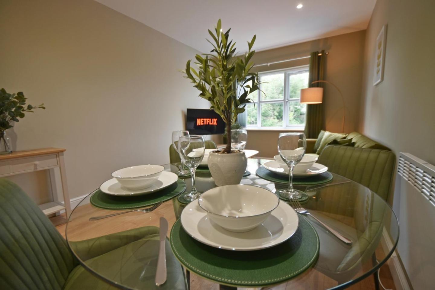 Sophisticated Two Bedroom With Parking Manchester
