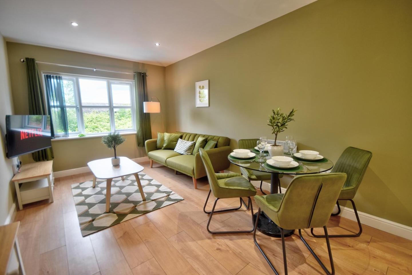 Sophisticated Two Bedroom With Parking Apartment Manchester