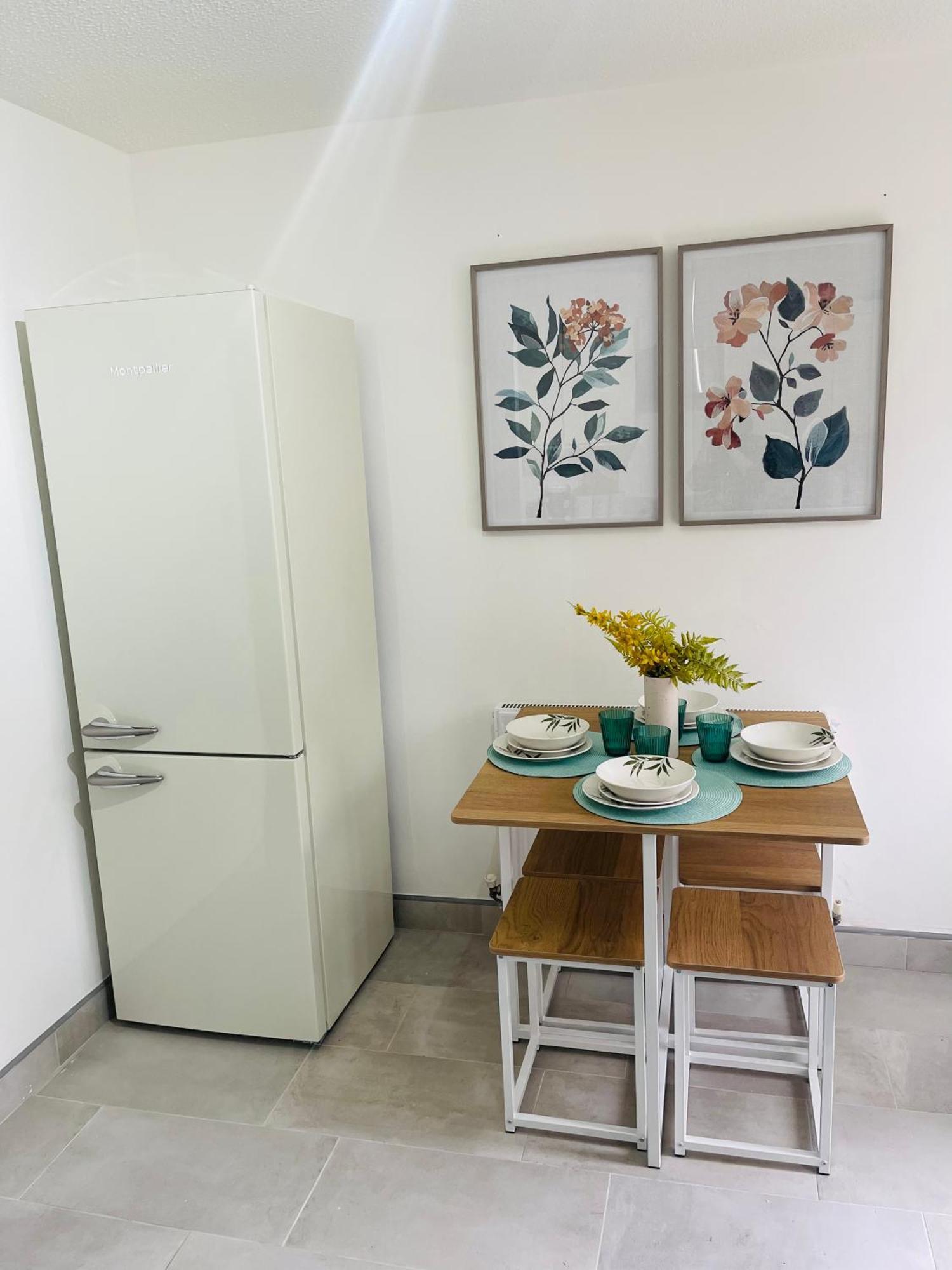 Entire Two Bed House With Gated Off Street Parking Appartement *
