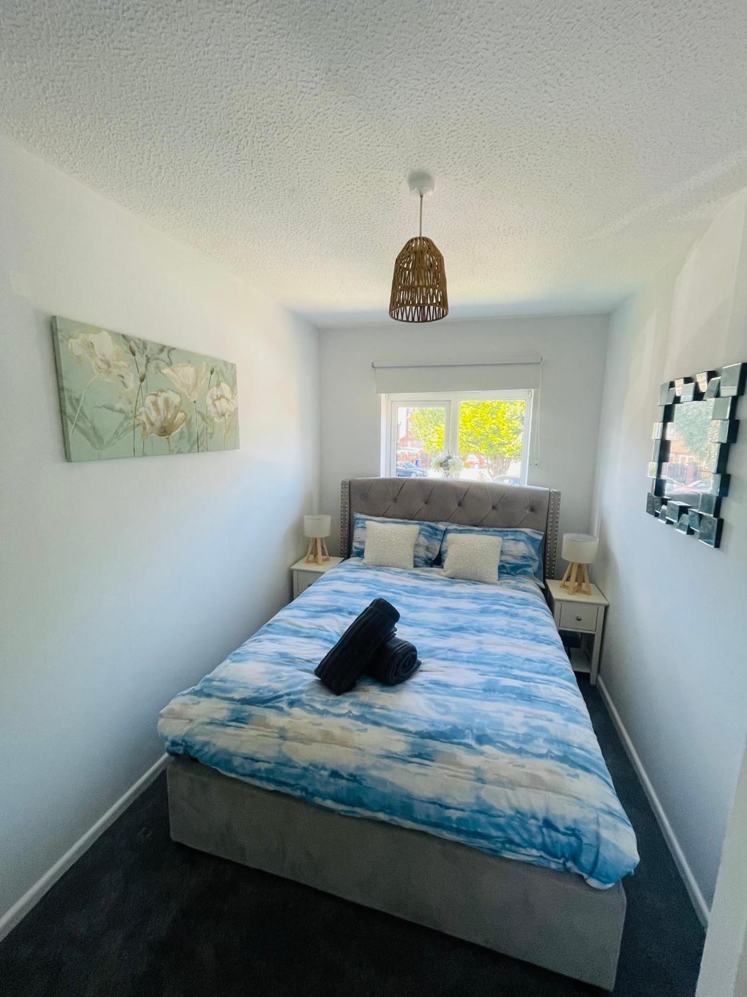 Appartement Entire Two Bed House With Gated Off Street Parking *