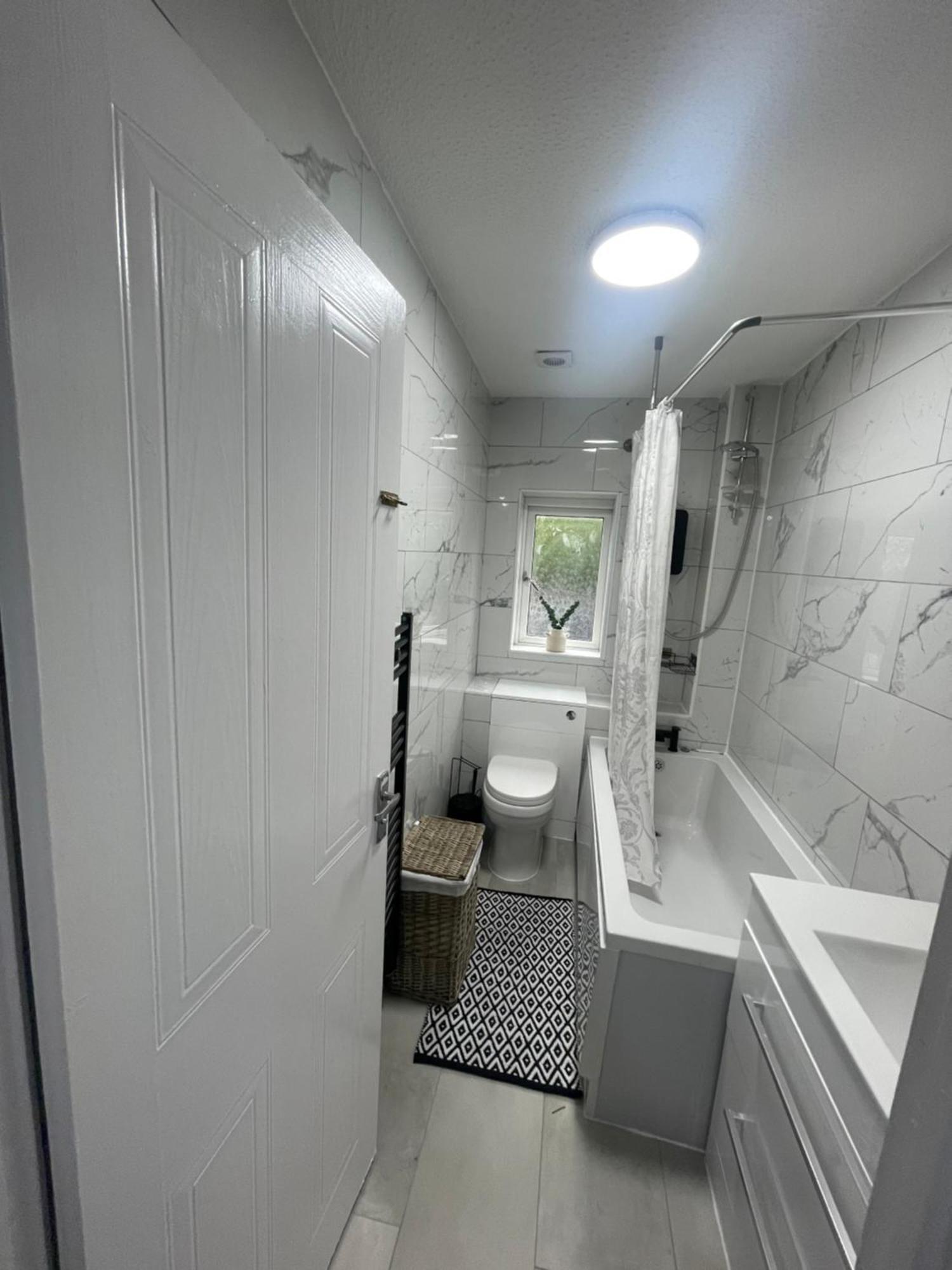 Entire Two Bed House With Gated Off Street Parking * Manchester