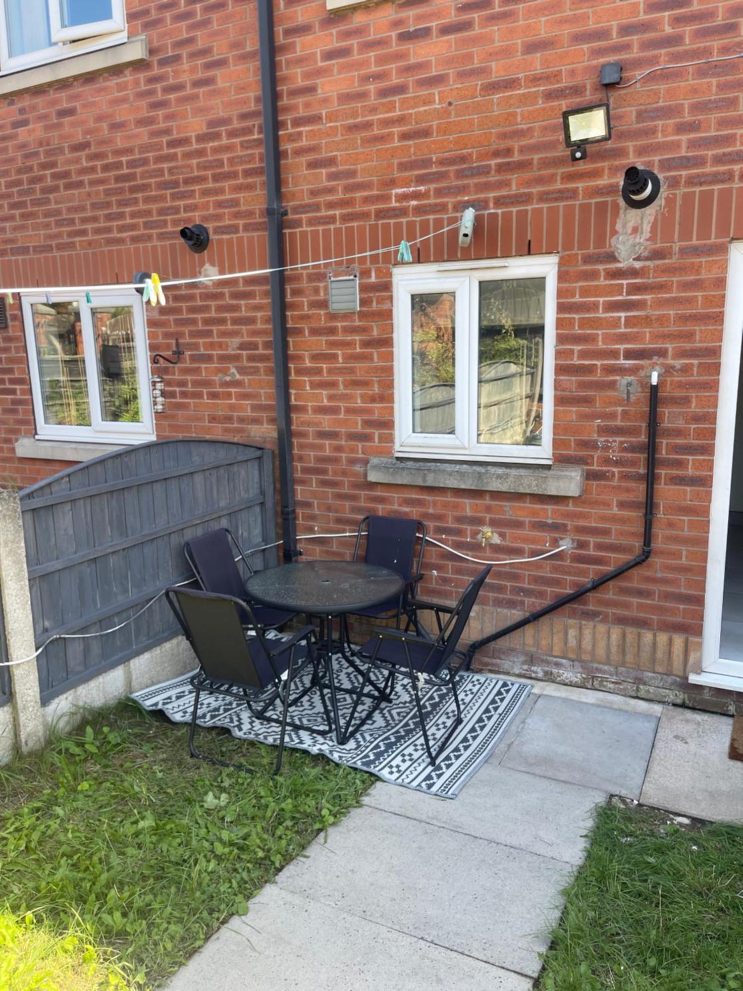 Entire Two Bed House With Gated Off Street Parking Manchester